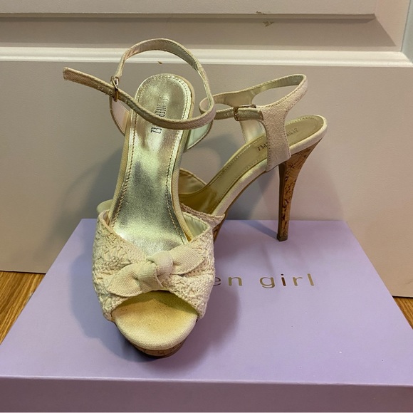 Jennifer Lopez cream lace heel, size 8, 4.5” heel in great used condition - Picture 6 of 6